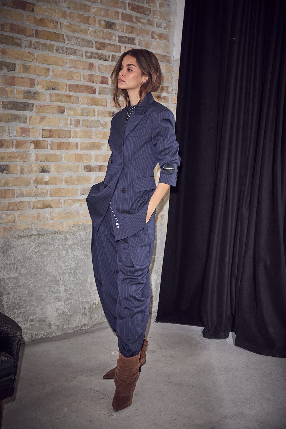 NAVY PIN PLEAT PANT