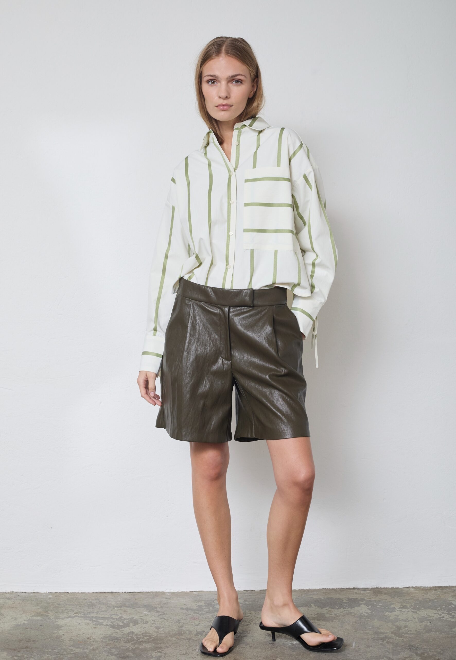 GITT PLEAT SHORTS
